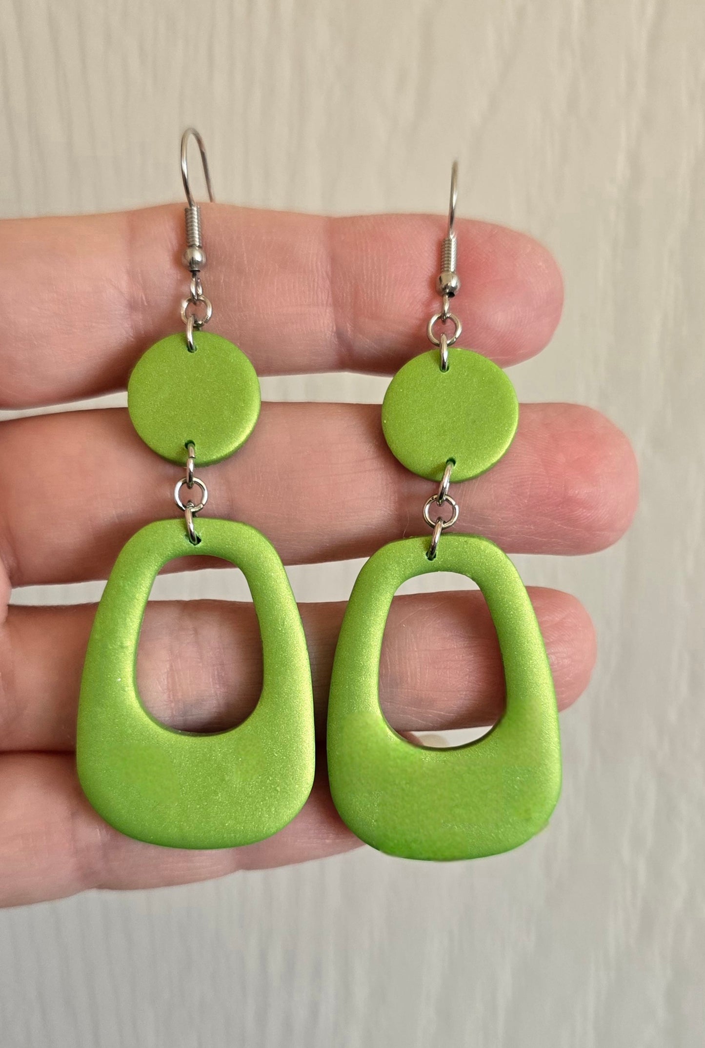 Retro Oval Dangle Earrings (Green Pearl)