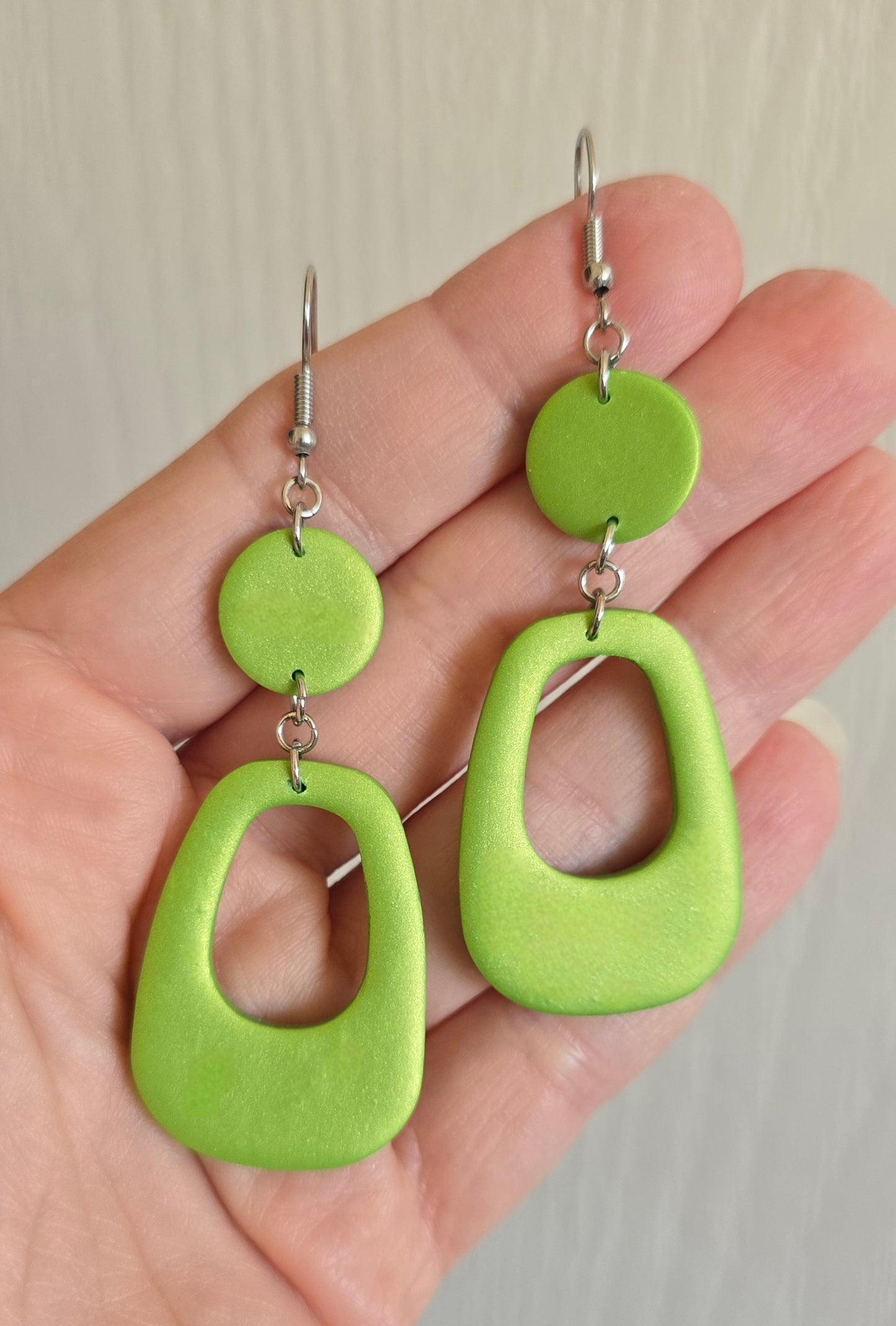 Retro Oval Dangle Earrings (Green Pearl)